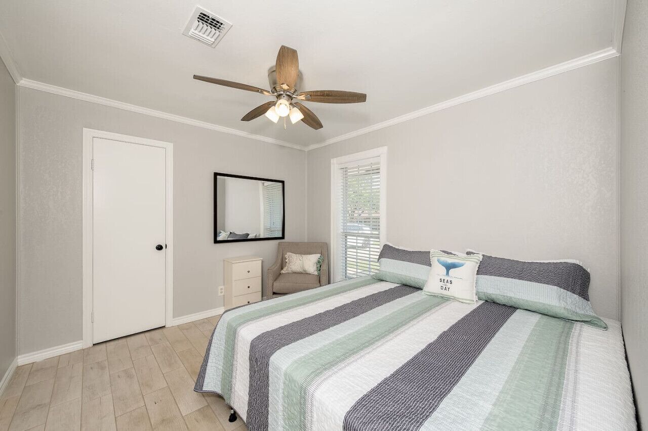 Una scrivania, Wi-Fi, lenzuola