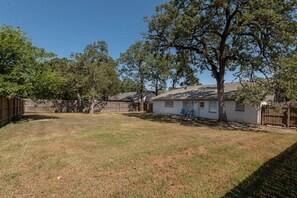 Property grounds - Berkeley Breakaway 3 mi to Kyle (College Station)