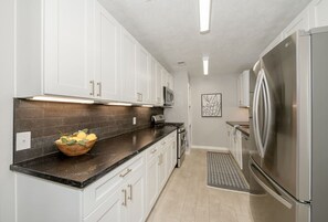 Dishwasher, coffee/tea maker, cookware/dishes/utensils, dining tables - Berkeley Breakaway 3 mi to Kyle (College Station)
