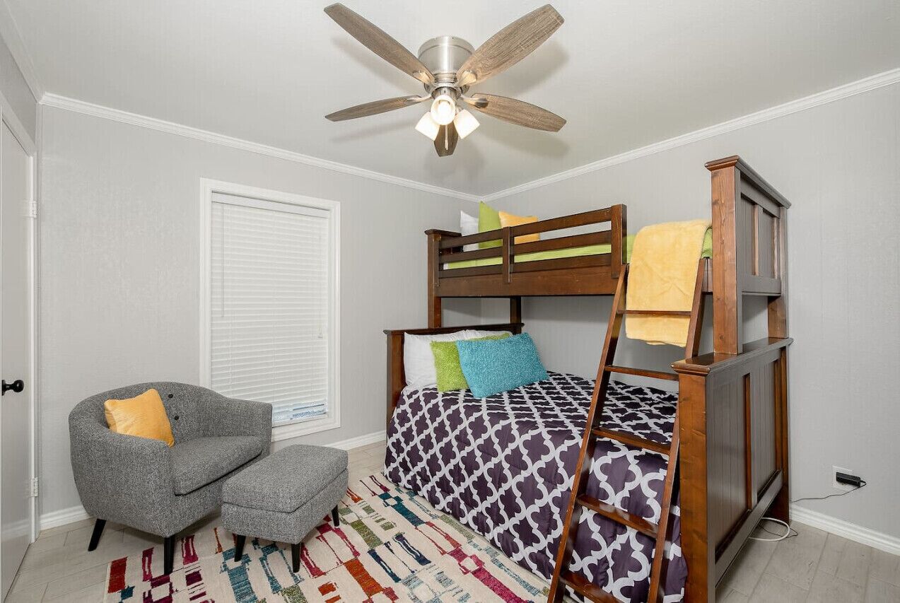 Desk, WiFi, bed sheets