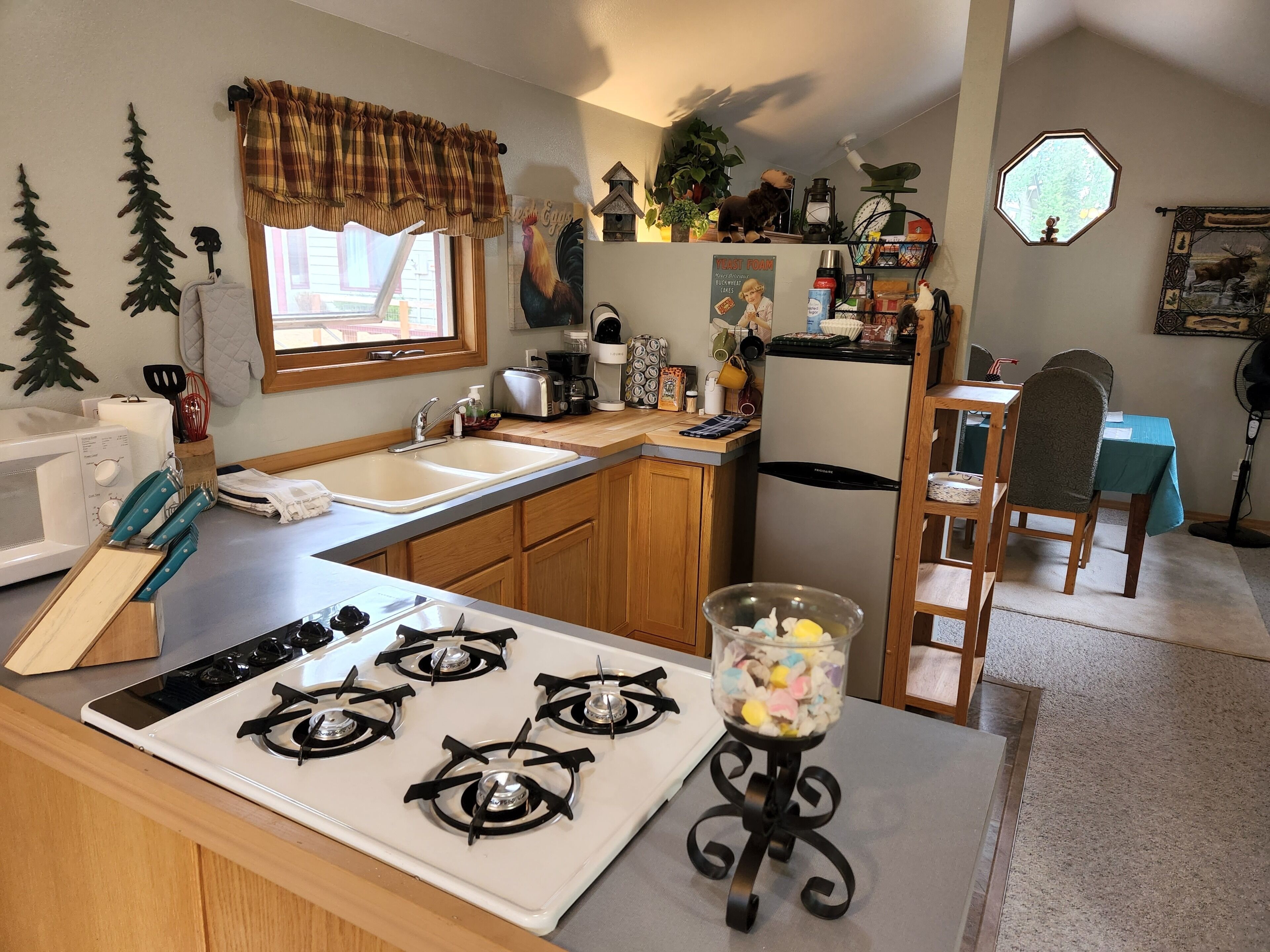 Réfrigérateur, micro-ondes, plaque de cuisson, cafetière/bouilloire