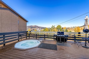 Community hot tub and grill with great views—perfect for relaxing and dining outdoors.