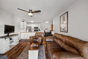 Een smart-tv en boeken