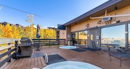True Ski In/Ski Out w/Slope Views + 3 Hot Tubs-Ski/Town Shuttle-Sauna-Gym-Gas Fireplace-Deck-Updated