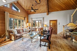 Una Smart TV, una chimenea, un reproductor de DVD, libros