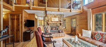 Solitude on Mtn w/NEW Private HotTub-Mtn Views-Wood Fireplace-Grill-Covered Parking-W/D-Decks-DogsOK