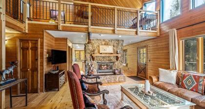 Solitude on Mtn w/NEW Private HotTub-Mtn Views-Wood Fireplace-Grill-Covered Parking-W/D-Decks-DogsOK