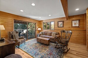 Una Smart TV, una chimenea, un reproductor de DVD, libros