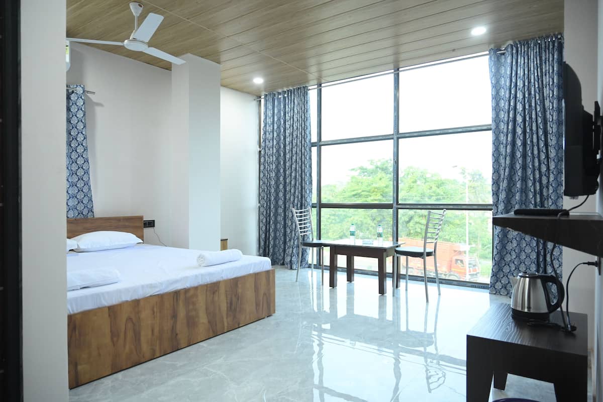 Escritorio, wifi gratis y ropa de cama