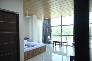 Habitación Deluxe con 1 cama doble o 2 individuales, vistas a la colina | Escritorio, wifi gratis, ropa de cama