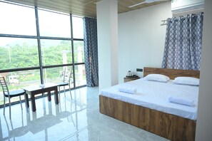 Habitación Deluxe con 1 cama doble o 2 individuales, vistas a la colina | Escritorio, wifi gratis, ropa de cama