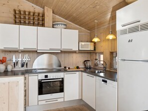 Kylskåp, mikrovågsugn, ugn och diskmaskin