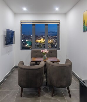 Appartement Familial, vue ville | Coin séjour | Télévision à écran plat de 21 pouces avec chaînes par câble