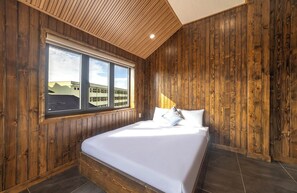 Deluxe tweepersoonskamer | Een minibar, individueel gemeubileerd, een bureau, een laptopwerkplek