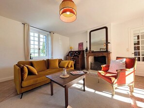 TV, peis, DVD-spiller og bøker