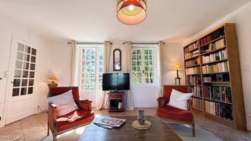 TV, fireplace, DVD player, books