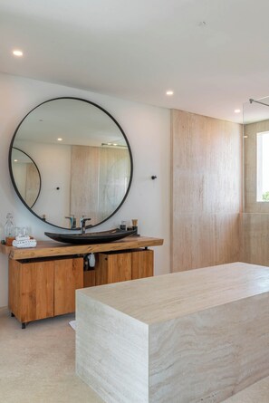Luxury Villa, Ocean View | Bathroom | Shower, free toiletries, hair dryer, towels - Villa Namaskar (Jimbaran)