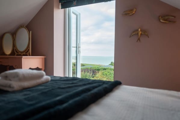 4 bedrooms, desk, iron/ironing board, free WiFi