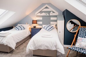 4 soverom, skrivebord, strykejern/-brett og reiseseng for barn