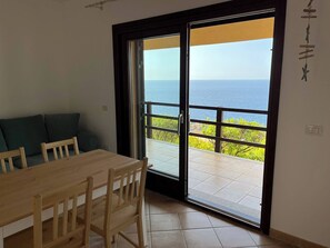 Villa, 2 Bedrooms, Balcony, Garden View | Interior