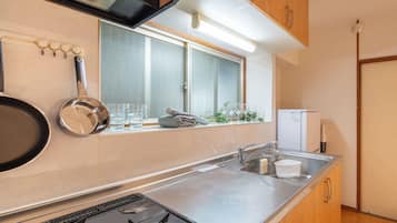 ベーシック アパートメント | 専用キッチン | 大型冷蔵庫、コンロ、調理器具と食器