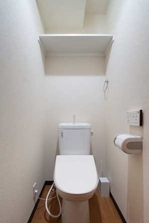 Basic Apartment | Bathroom