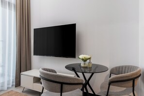 Dining room - Waves - Premium Studio Stay in the He (Dubai)