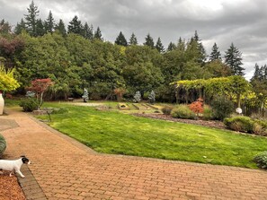 Property grounds - Large 7-bd house with 20’ Ceilings Jacuzzi Dry Sauna Wifi Vineyard Valley Views (Dundee)