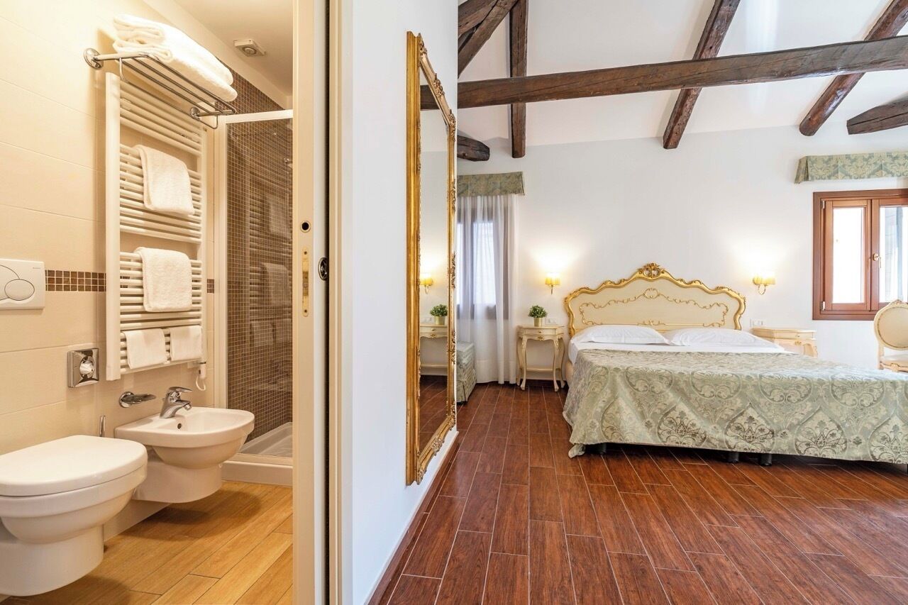 Apartamento superluxo, cozinha americana, vista para o canal | Banheiro | Chuveiro, chinelos, toalhas de banho, sabonete