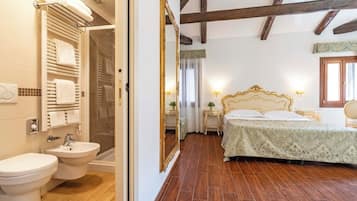 Apartamento superluxo, cozinha americana, vista para o canal | Banheiro | Chuveiro, chinelos, toalhas de banho, sabonete
