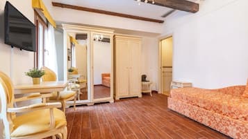 Departamento de lujo, cocineta, vista al canal | 2 habitaciones, caja de seguridad en la habitación y insonorización