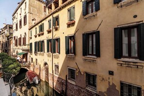 A narrow canal with buildings on either side. - Casa Marsilli (Venice)
