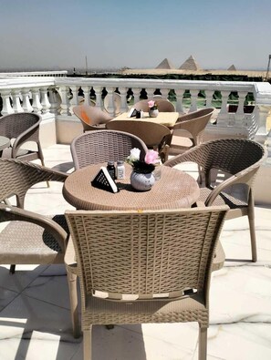Terrace/patio - Pyramids High View Inn (Giza)