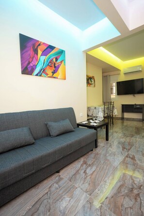 Apartment, 1 Bedroom, Balcony, Garden View | Dining room