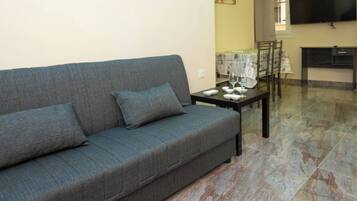 Apartment, 1 Bedroom, Balcony, Garden View | Dining room