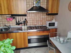Private kitchen - Villa with swimming pool near the sea (Sangineto Lido)