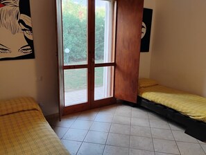 3 bedrooms, iron/ironing board, WiFi, bed sheets - Villa with swimming pool near the sea (Sangineto Lido)