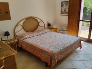 3 bedrooms, iron/ironing board, WiFi, bed sheets - Villa with swimming pool near the sea (Sangineto Lido)