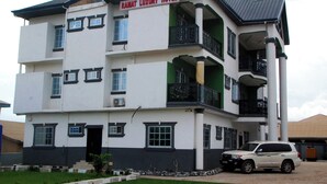 Een meerlaags gebouw met een bord waarop staat: RAMAT LUXURY HOTEL.