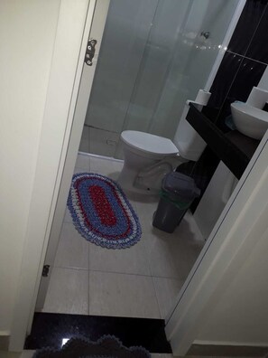 Shower, toilet paper - Beachfront apartment with gourmet balcony (Vila Balnearia Praia Grande)