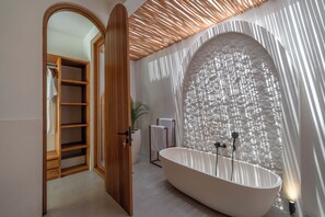 Luxury Villa, Pool View | Bathroom | Free toiletries, hair dryer, towels - Villa Milana (Canggu)