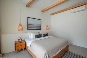 Luksusvilla, bassengutsikt | 5 soverom, safe på rommet, skrivebord og wi-fi (inkludert)