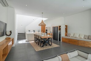 Luksusvilla, bassengutsikt | Spisestue