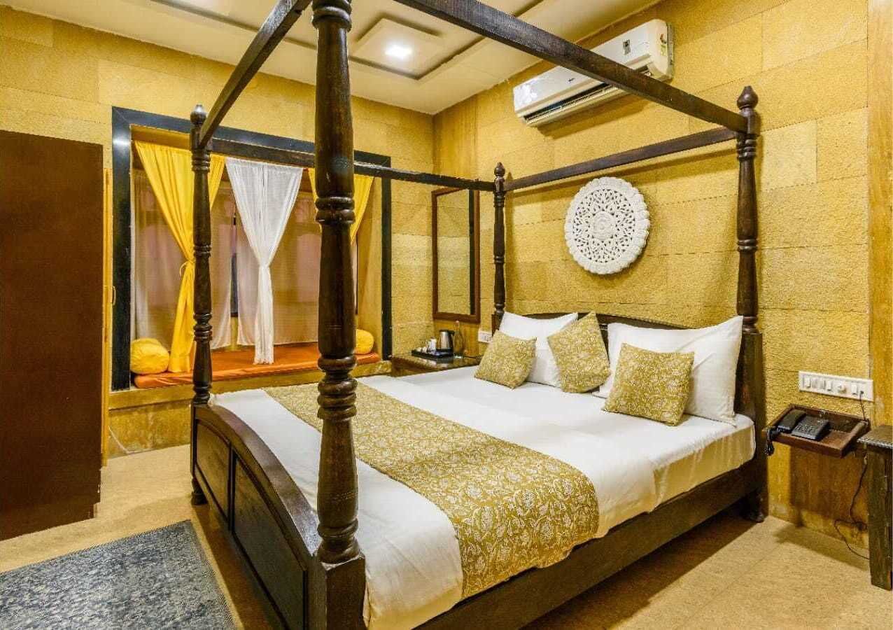 Luxury Room | Free WiFi, bed sheets