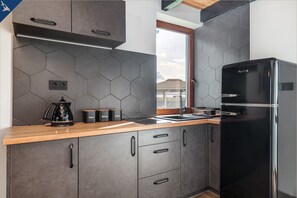 Kühlschrank, Mikrowelle, Herdplatte, Wasserkocher mit Kaffee-/Teezubehör