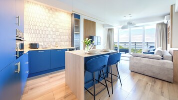 Refrigerador, placa de cocina, tetera/pava eléctrica