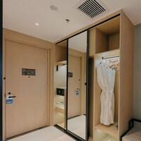 迷你吧、笔记本电脑工作区、免费 WiFi