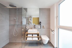 Bathroom - Holiday Inn - the Niu, Kettle Stuttgart Vaihingen, an IHG Hotel (Stuttgart)