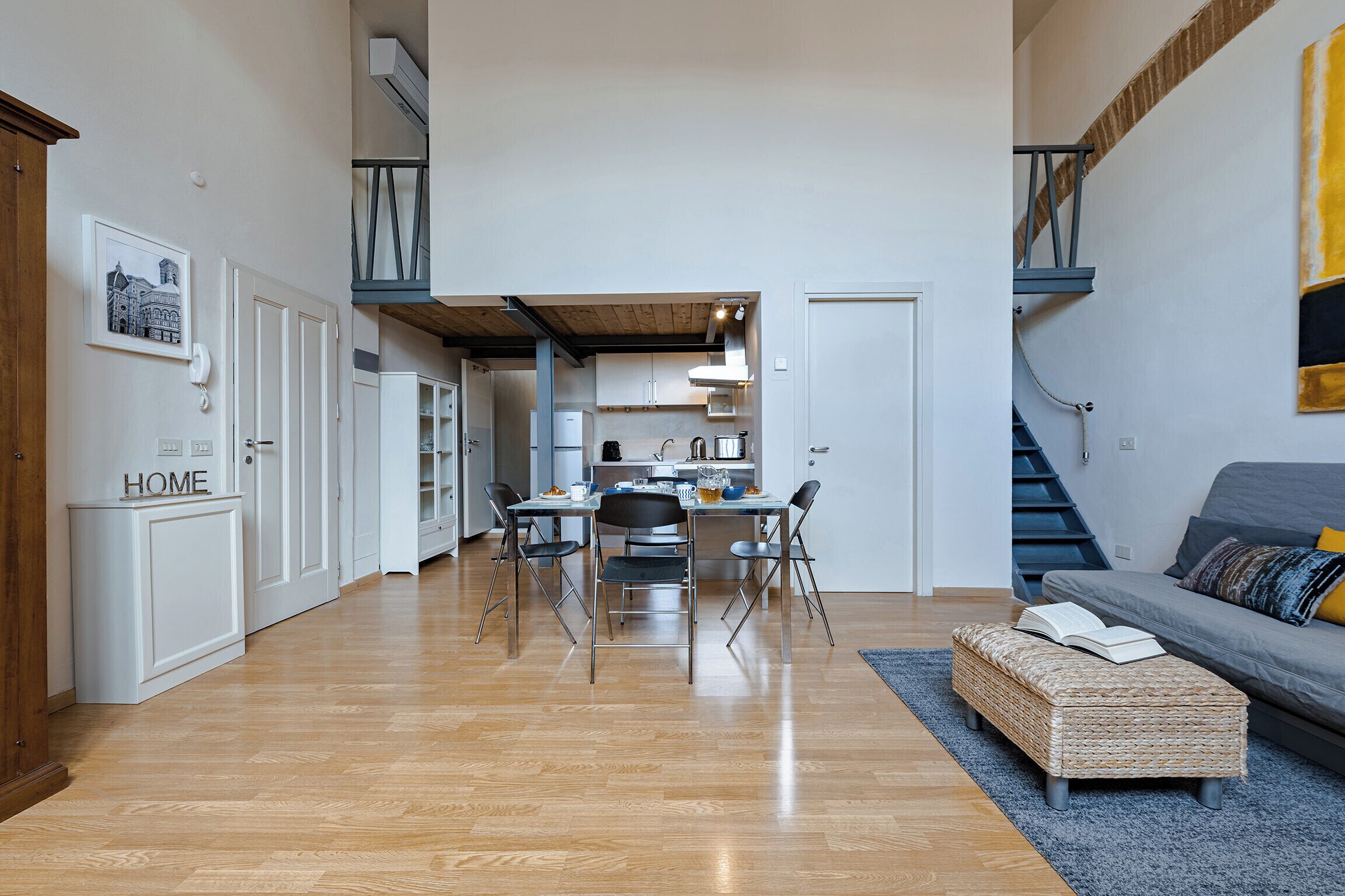 Toetasjesleilighet | Oppholdsområde | En 24-tommers Flatskjerm-TV med digitale kanaler