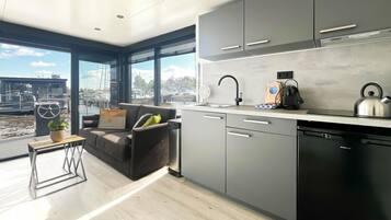 Een koelkast, een kookplaat, een koffiezetapparaat/waterkoker